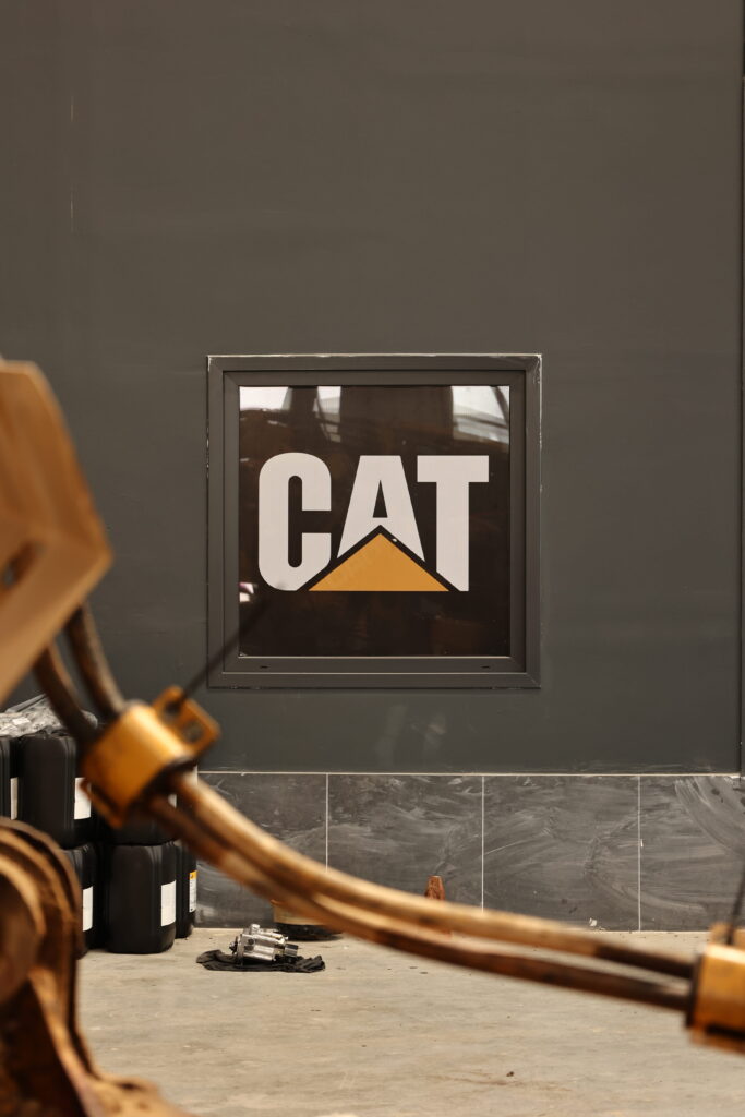 CAT iş makinesinin periyodik bakımını gerçekleştiren ACM Mühendislik teknik servis ekibi