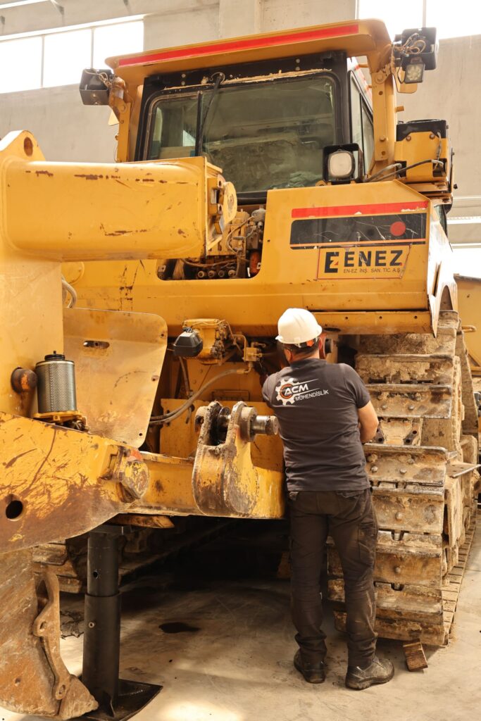 CAT iş makinesinin motor bölümünde bakım ve kontrol işlemleri