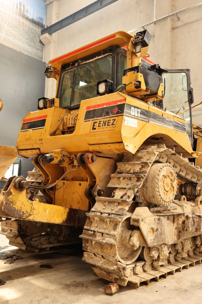 Uzman teknik ekip tarafından CAT iş makinesinin periyodik bakım çalışması