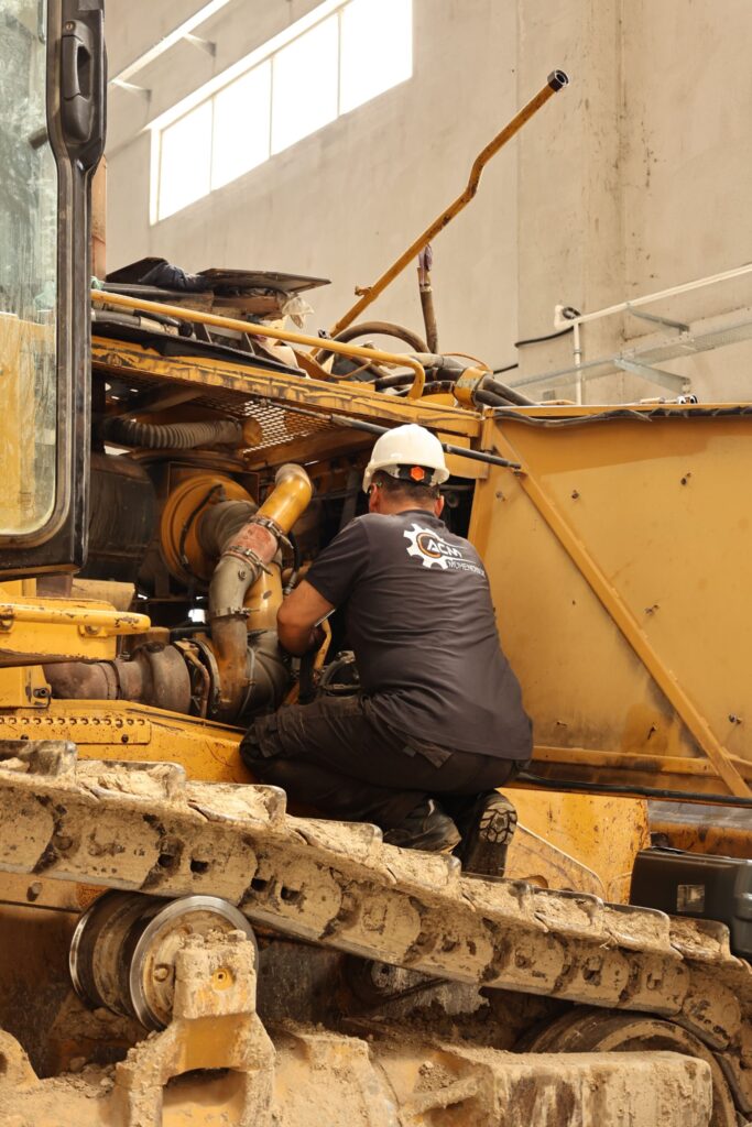 ACM Mühendislik teknik ekibi tarafından CAT iş makinesine bakım ve teknik servis uygulanıyor